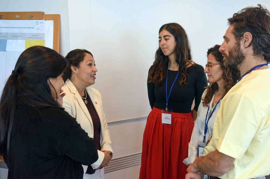 Ministra de Industria, Energía y Minería ¨(MIEM) y representantes dela Fundación Bariloche.